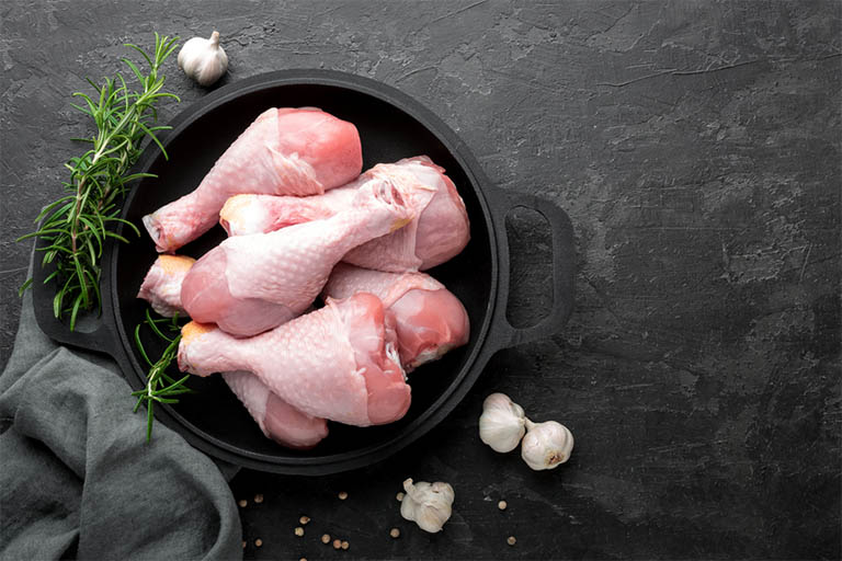100gr thịt gà có tới 23,3 gr protein