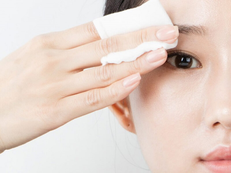 Vệ sinh mắt 2 -3 lần mỗi ngày bằng gạc thấm nước muối sinh lý, giúp giảm nguy cơ nhiễm trùng