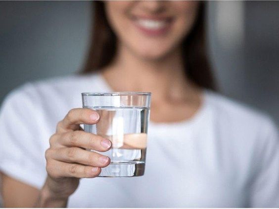 Uống đủ 2 - 2,5 lít nước mỗi ngày còn hỗ trợ quá trình đào thải và vận chuyển dưỡng chất cho cơ thể diễn ra hiệu quả hơn.